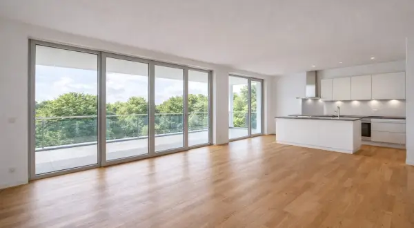 Helle, moderne Wohnung mit großem Balkon und offener Küche. Ein Traum für jeden Makler, der eine Vermietung anstrebt.