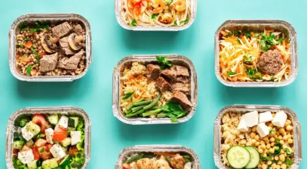 Catering dietetyczny vs gotowanie: Opłacalność, koszty i czas. Sprawdź!