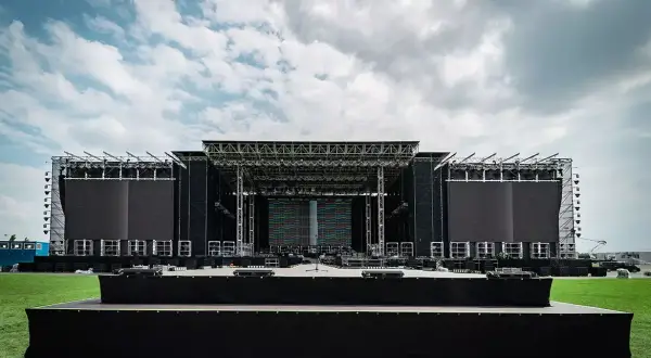 Ogromna scena koncertowa RCF Arena czeka na tłumy. Metalowa konstrukcja, ekrany LED i zielona murawa pod błękitnym niebem.