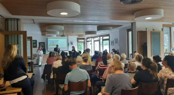 Menschen lauschen gespannt einer Präsentation im Mehrgenerationenhaus Heilbronn.