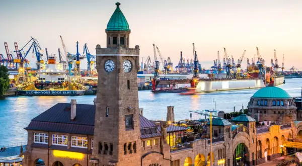 Hamburger Hafen bei Sonnenuntergang mit dem Altonaer Fischmarkt und vielen Kränen. Eine echte Attraktion Hamburgs.