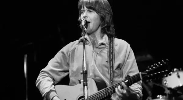 Randy Meisner, jeden z członków Eagles, gra na gitarze dwunastostrunnej i śpiewa do mikrofonu.
