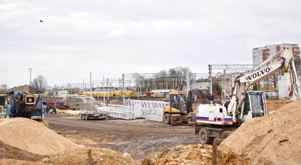 Plac budowy z koparkami i materiałami. Zastanawiasz się, ile zarabia budowlaniec w Anglii?
