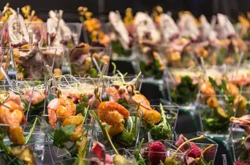 Catering na 60 osób: Ile zapłacisz? Uniknij ukrytych kosztów!