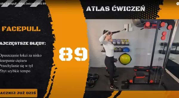 Kobieta wykonuje ćwiczenie face pull na wyciągu, skupiając się na prawidłowej technice.
