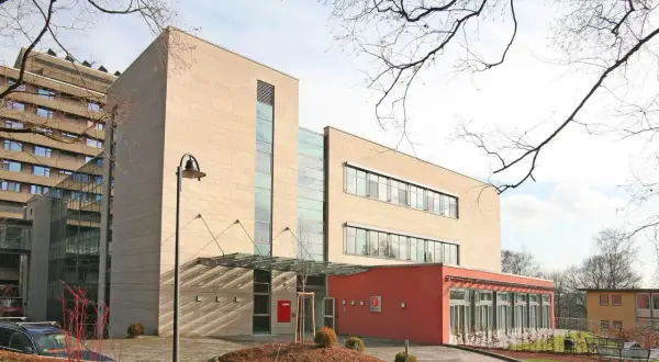 Moderne Klinikgebäude mit viel Glas und hellen Fassaden, die Hoffnung auf die beste Krebsklinik in Deutschland ausstrahlen.