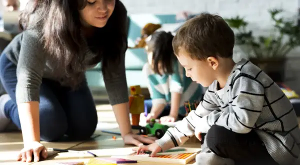 Ile godzin pracuje opiekunka w żłobku? Sprawdź, co musisz wiedzieć