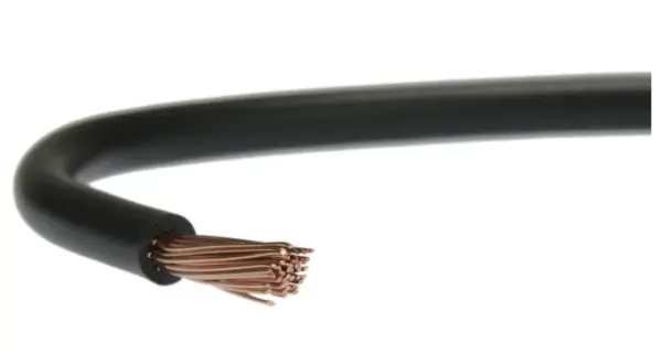 Czarny kabel z odsłoniętymi miedzianymi żyłkami, gotowy do podłączenia. lgy.
