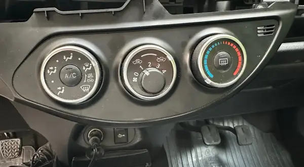 Jak włączyć klimatyzację w Toyota Yaris i cieszyć się komfortem w upały