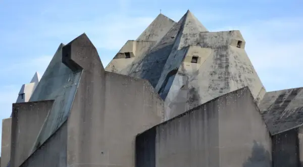 Der Nevigeser Wallfahrtsdom mit seinen markanten Betonformen ragt gegen den blauen Himmel.