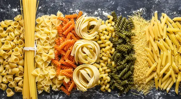 Assortiment de pâtes : spaghetti, farfalle, fusilli, tagliatelles, penne. Idéal pour la levure instantanée utilisation dans vos recettes.