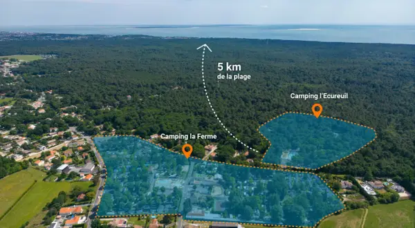 Vue aérienne de deux campings en Charente-Maritime : Camping la Ferme et Camping l'Écureuil, à 5 km de la plage.