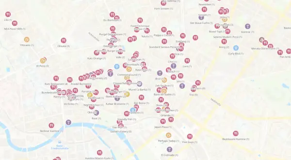 Karte mit vielen roten und lila Symbolen, die verschiedene **Berlin foodspots** wie "W Pizza", "Rutz Restaurant" und "Five Guys" markieren.