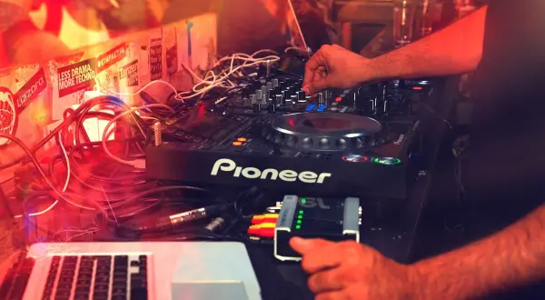 Co robi DJ? Poznaj tajniki pracy DJ-a i jego obowiązki