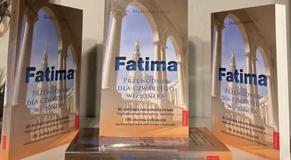 Książka "Fatima. Przewodnik dla czwartego wizjonera" podpowiada, czy warto jechać do Fatimy w rocznicę objawień, uwzględniając logistykę i nocleg.