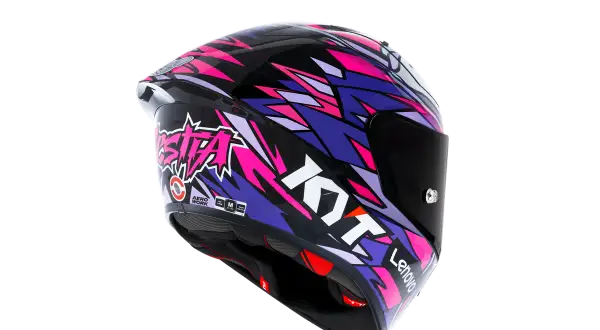Kask motocyklowy Kyt z grafiką "Sista" w kolorach różowym i fioletowym. Wykonany z poliwęglanu czy włókna szklanego?