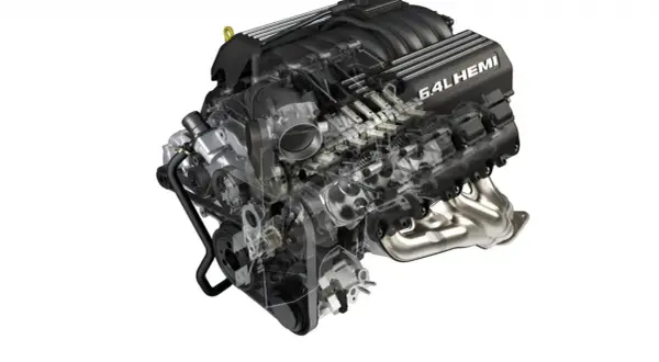 Przekrój silnika 6.4L HEMI z widocznymi elementami wewnętrznymi, takimi jak zawory i tłoki.