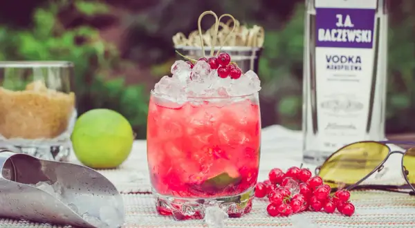 Orzeźwiające drinki z sokiem porzeczkowym - proste przepisy na każdą okazję