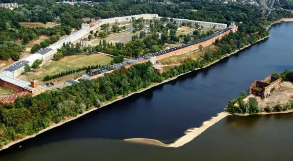 Twierdza Modlin, jedna z największych atrakcji w okolicach Warszawy, rozciąga się wzdłuż rzeki.