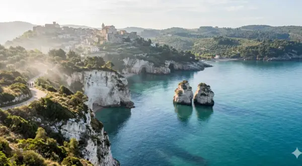 Panoramica mozzafiato del Gargano, Puglia, con scogliere bianche, mare cristallino, faraglioni e un borgo arroccato.