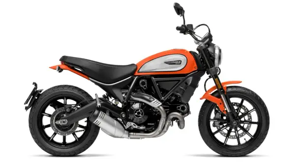 Pomarańczowy motocykl Ducati Scrambler z czarnym siedzeniem i felgami, na białym tle.