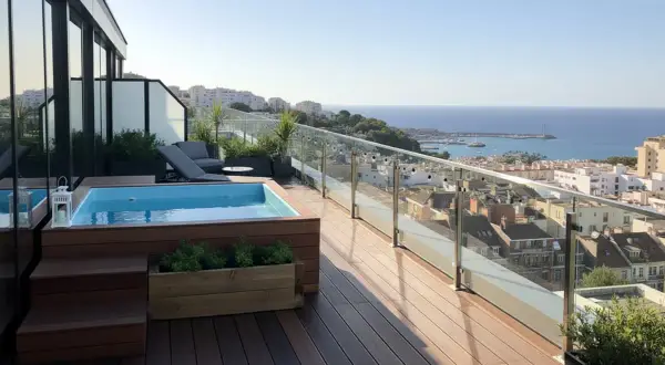 Relájate en las piscinas en áticos con vistas al mar. Terraza de madera, tumbonas y un jacuzzi privado.