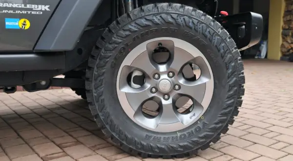 Koło terenowe Jeep Wrangler JK Unlimited z oponą Yokohama Geolandar M/T na felgach w wersji limited.
