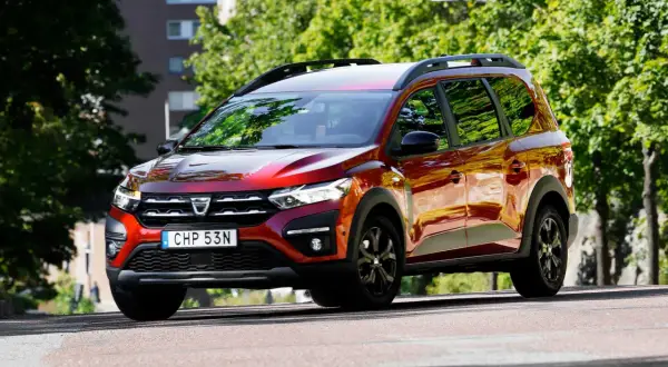 Röd Dacia Jogger på väg, redo för ett nytt dacia jogger test.