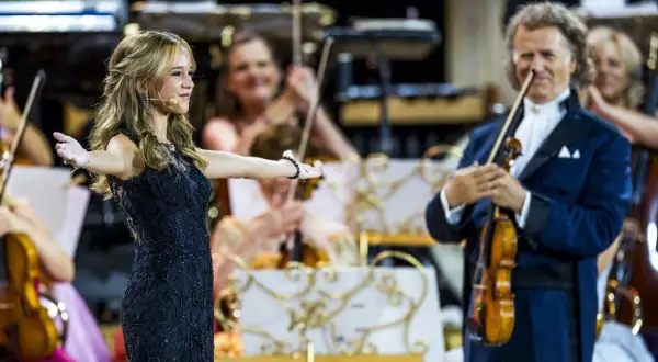Wokalistka i André Rieu w Polsce, na scenie z orkiestrą.