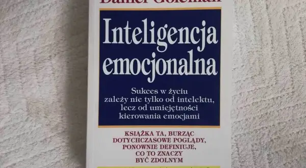 Okładka książki Daniela Golemana "Inteligencja emocjonalna", która pomaga zrozumieć, jak kierować emocjami dla osiągnięcia sukcesu.