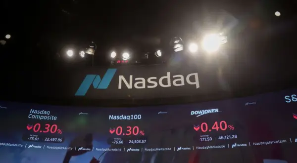 Duży ekran z logo Nasdaq i danymi giełdowymi. Dowiedz się, nasdaq co to jest i jak działa rynek.