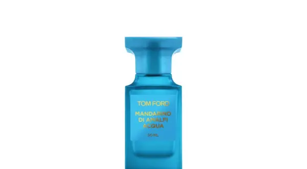 Niebieska butelka perfum Tom Ford Mandarino di Amalfi Acqua, przywołująca zapach włoskiego wybrzeża.