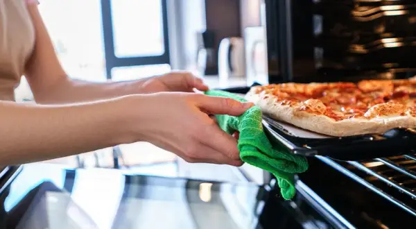 Jak piec pizzę w piekarniku, aby uniknąć zakalca i osiągnąć chrupkość