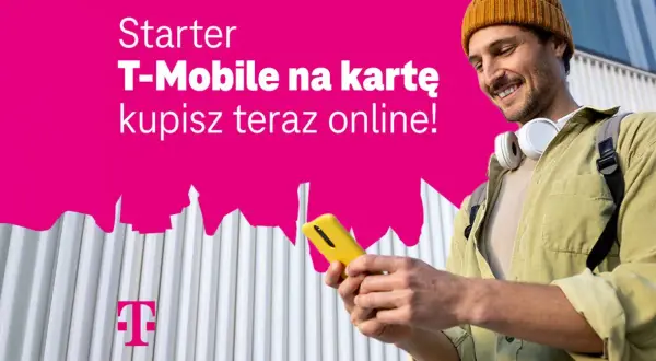 Uśmiechnięty mężczyzna z telefonem w ręku, słuchawkami na szyi i plecakiem. "Starter T-Mobile na kartę kupisz teraz online!
