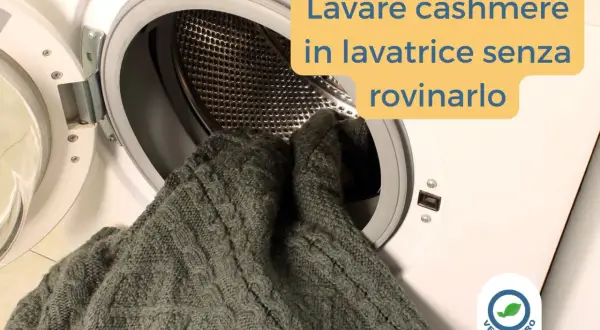 Maglione di cashmere grigio viene inserito in una lavatrice. Evita che il cashmere si restringe con il lavaggio in lavatrice.