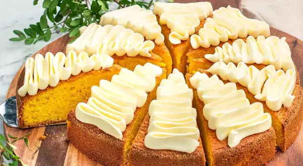 En saftig saffranskaka med fluffig frosting, perfekt för Fredriks fika. En härlig gul kaka med gyllene toner.