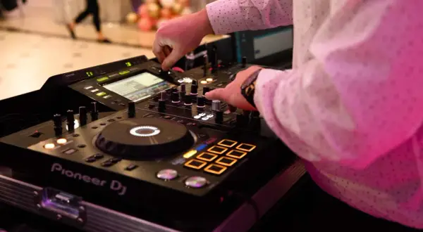 Ile kosztuje DJ na 40 urodziny? Sprawdź ceny i uniknij wysokich kosztów