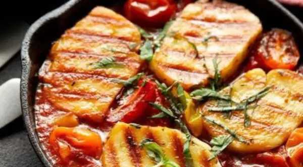 Smażony ser halloumi w sosie pomidorowym z ziołami. Idealny sposób, by dowiedzieć się, czy halloumi smażyć na oleju.