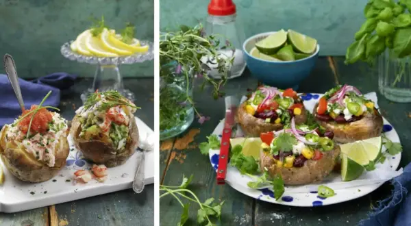 Två sorters bakad potatis: en med lax och rom, en annan med räkor och avokado. På andra sidan syns bakad potatis med bönor, majs och grönsaker.