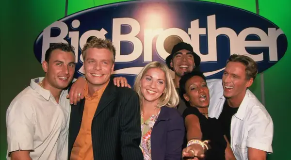 Sechs lachende Gesichter vor dem Big Brother Logo. Die Teilnehmer der ersten Staffel von Big Brother Staffel 1 strahlen in die Kamera.