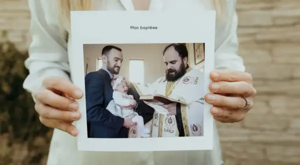 Carte "Mon baptême" : un père présente son bébé à un prêtre. Jolis textes pour baptême parents.