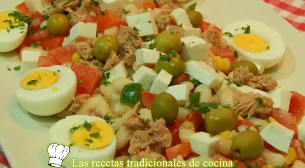 Ensalada de alubias blancas de bote con atún, huevo duro, queso fresco, aceitunas y tomate.