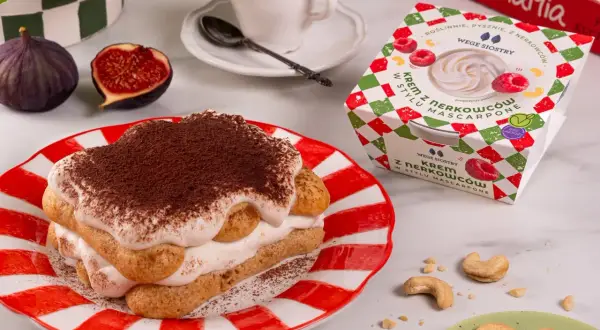 Tiramisu z kremem roślinnym w stylu mascarpone, obok opakowanie kremu i figi.