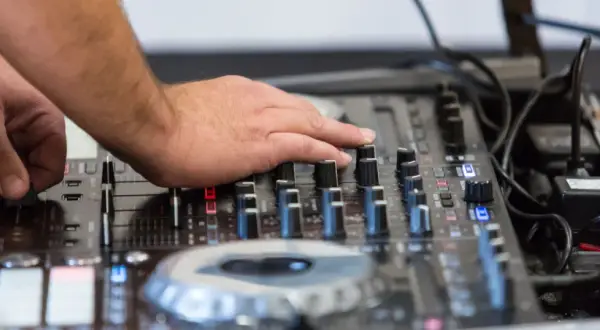Jakie pytania do DJ na wesele, aby uniknąć rozczarowania?