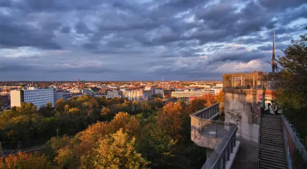 Blick über den herbstlichen Humboldthain Park auf die Stadt. Wolkenverhangener Himmel.