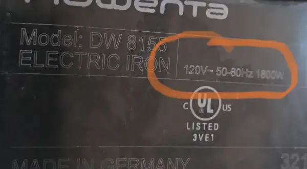 Rowenta DW 8155, żelazko elektryczne. Jego moc znamionowa to 1800W, co zapewnia szybkie nagrzewanie. Wyprodukowano w Niemczech.