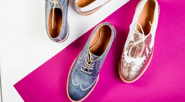 Oksfordki damskie stylizacje: niebieskie i biało-złote, idealne do casualowych i eleganckich zestawów.