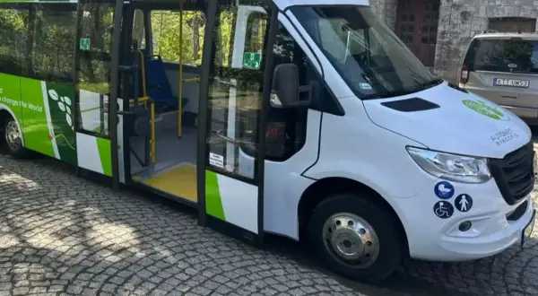 Elektryczny bus "100% ELECTRIC" czeka na pasażerów. Sprawdź morskie oko cennik meleksy, by poznać ceny przejazdów.