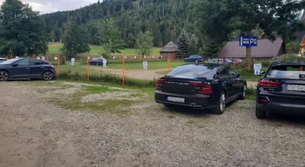 Najlepsze miejsca na parking w Kuźnicach – uniknij problemów z dojazdem