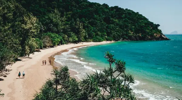 En vacker strand med turkost vatten och frodig grönska. Perfekt för utflykter på Koh Lanta.